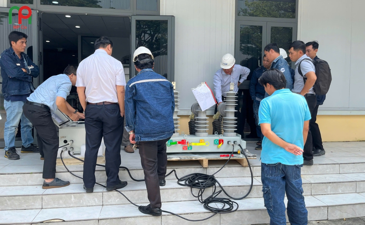 Tại buổi giới thiệu, các kỹ sư và đội vận hành VSIP được trực tiếp thao tác trên thiết bị NOVAs thực tế, chứng kiến sự khác biệt trong cấu trúc, độ bền và tính an toàn của sản phẩm.