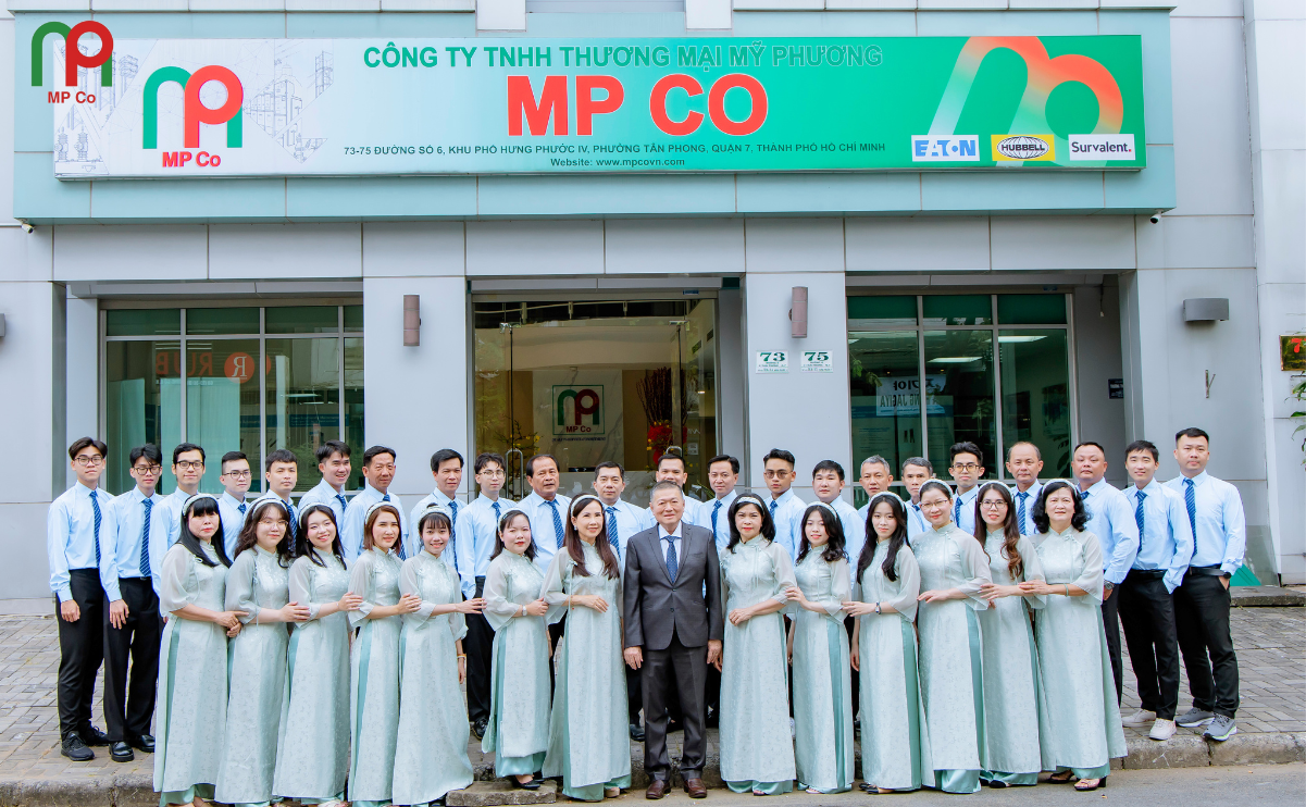 Tập thể cán bộ, nhân viên Công Ty Mỹ Phương trước văn phòng công ty 