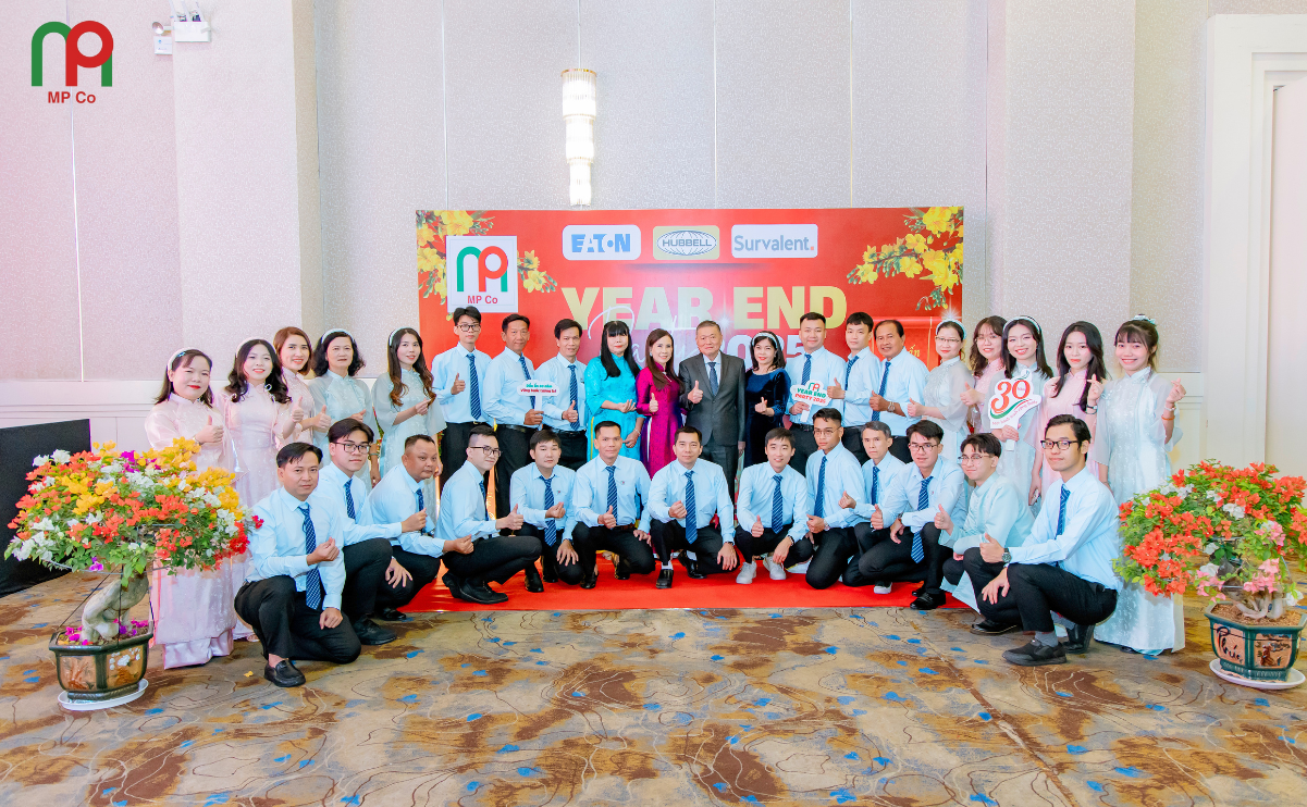 Tập thể cán bộ, nhân viên Mỹ Phương tại backdrop sự kiện Year End Party 2025.