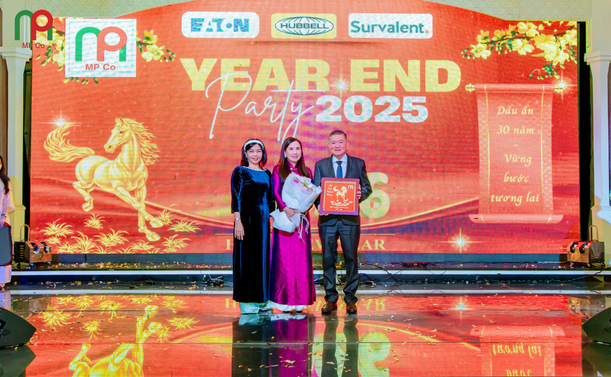 Giám đốc Công ty – bà Nguyễn Thị Đức Hạnh trao quà tri ân Nhà sáng lập Công ty Mỹ Phương. 