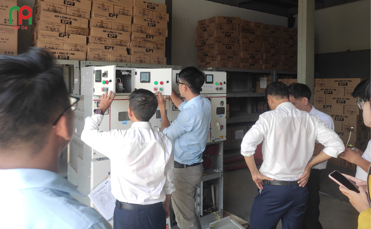 Công ty Mỹ Phương tổ chức hướng dẫn vận hành và cấu hình tín hiệu SCADA cho tủ RMU Eaton’s Cooper tại Điện lực Đồng Nai