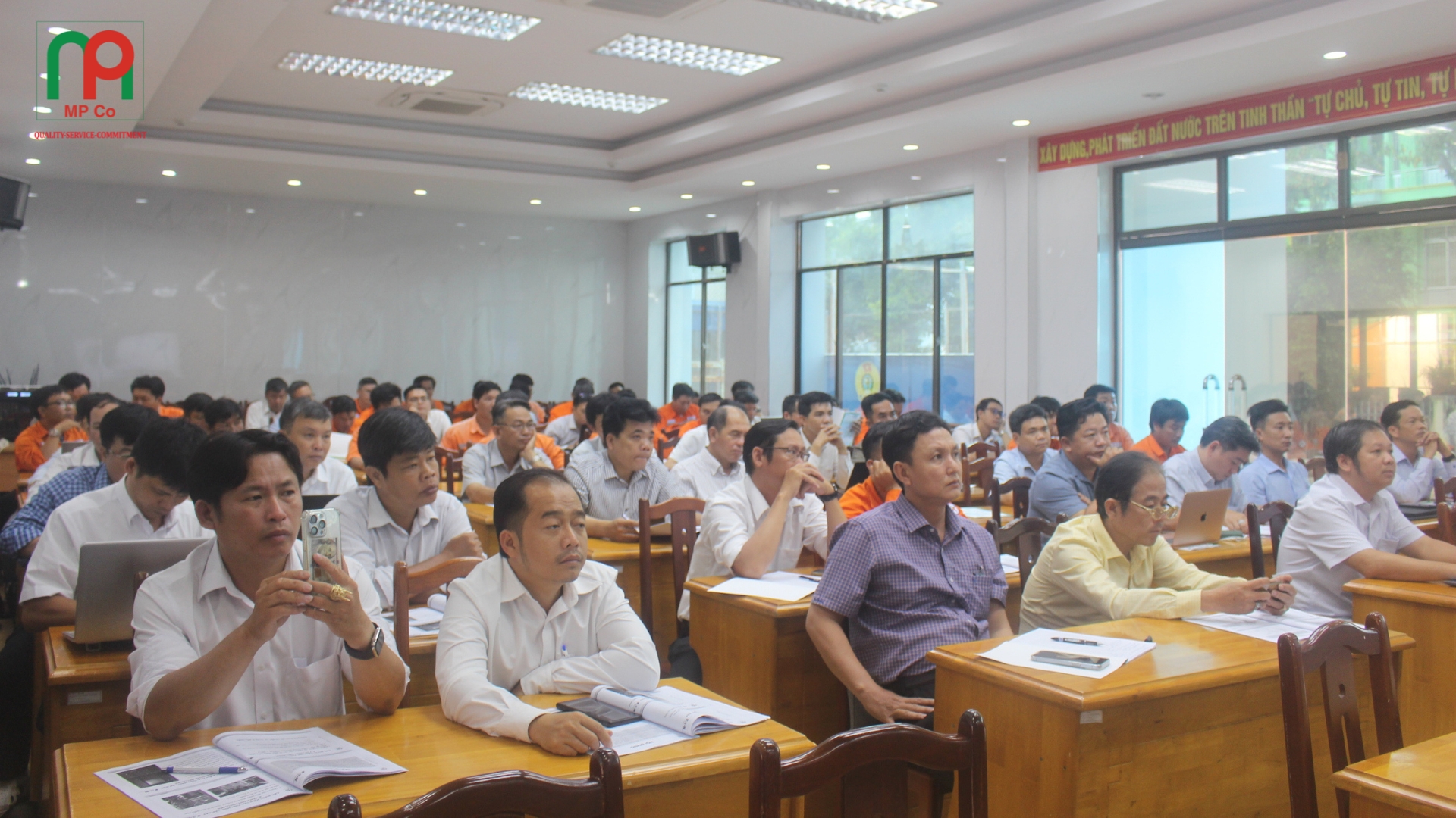 Các cán bộ tham gia tập trung theo dõi và trao đổi trong suốt chương trình đào tạo.