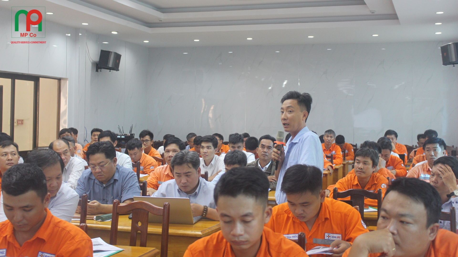 Không khí trao đổi sôi nổi với nhiều tình huống thực tế được đưa ra và giải đáp trực tiếp.