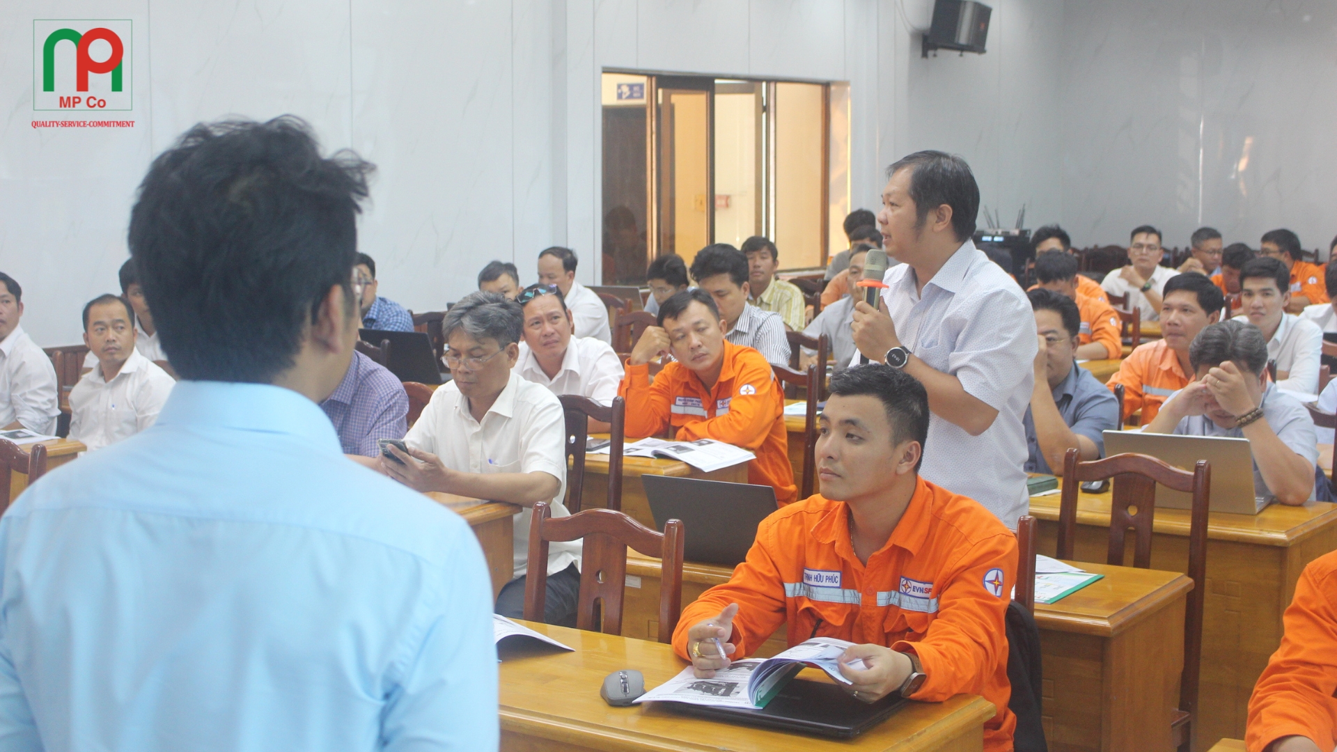 Không khí trao đổi sôi nổi với nhiều tình huống thực tế được đưa ra và giải đáp trực tiếp.