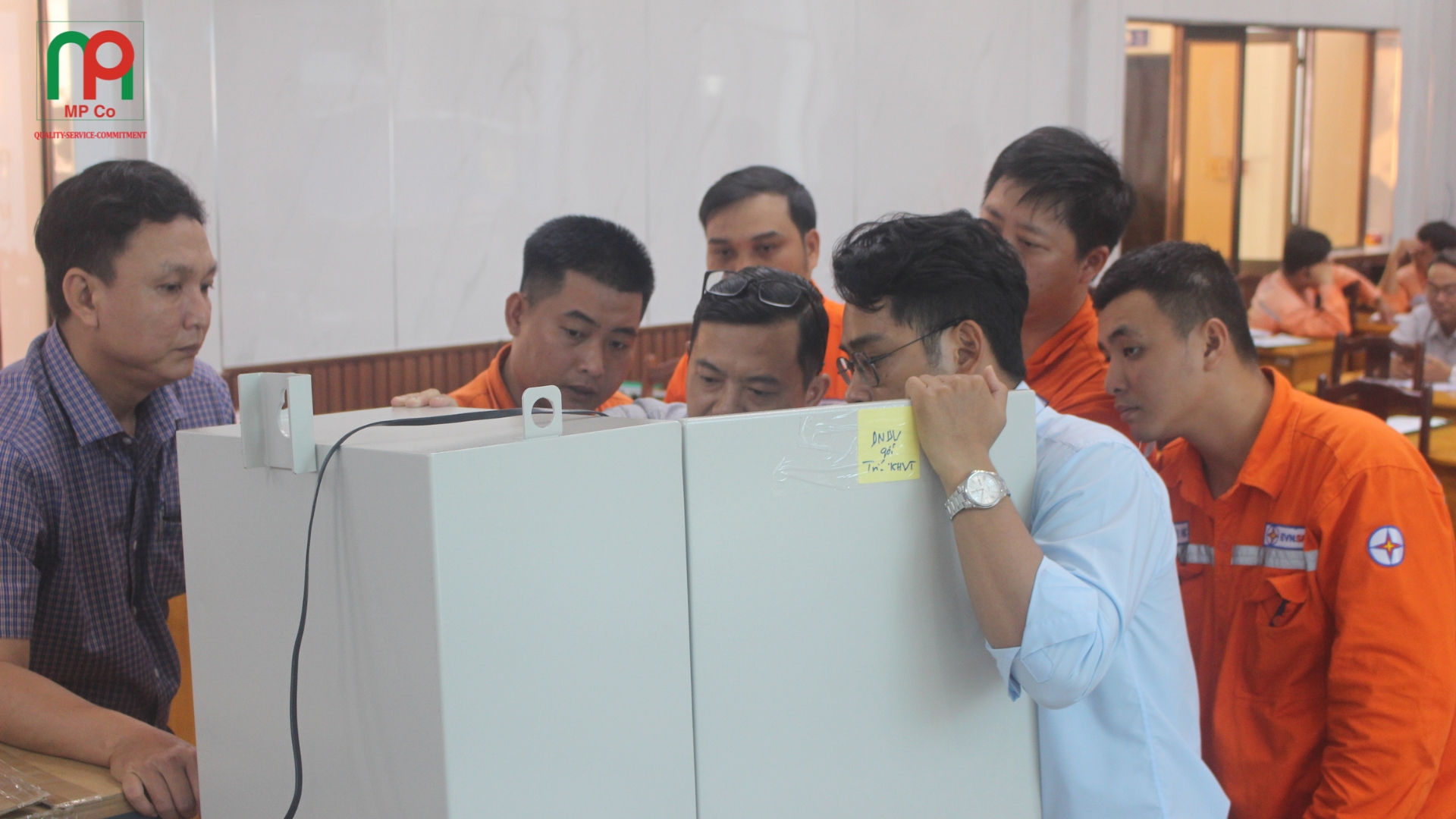 Các thiết bị trong gói thầu được giới thiệu và hướng dẫn vận hành trực tiếp tại chương trình.