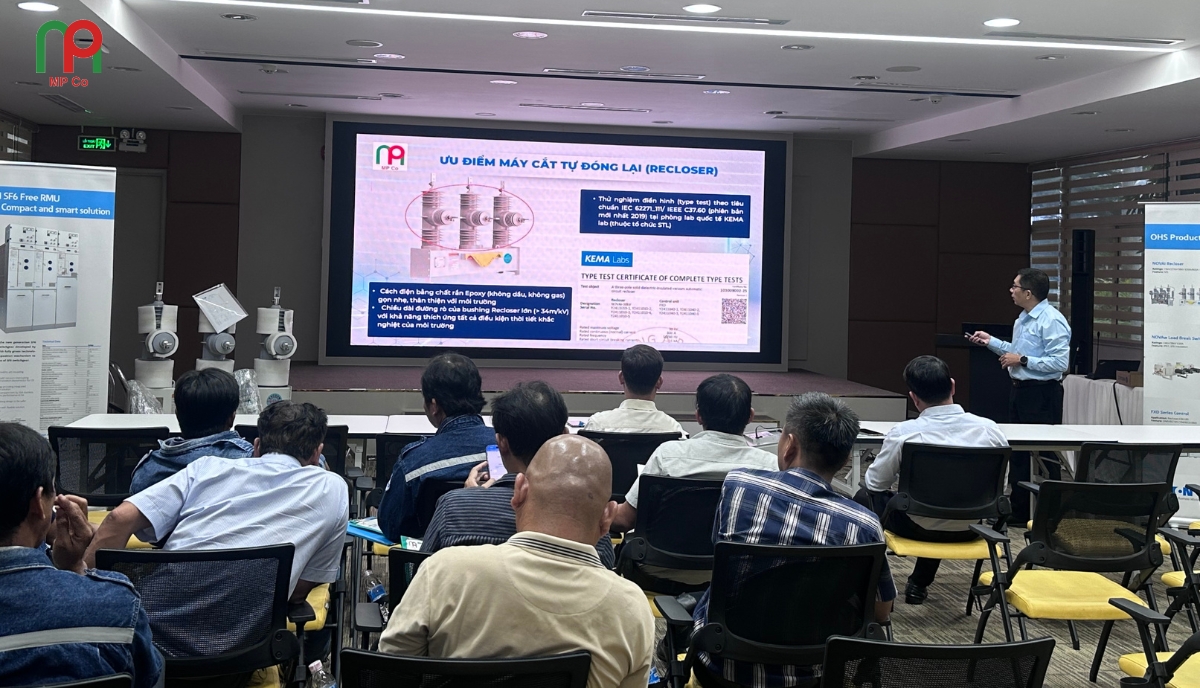 Engineers presented the key features of the next-generation Eaton Cooper Recloser and FXD control, highlighting its integrated control, protection, SCADA, and distribution automation capabilities.
