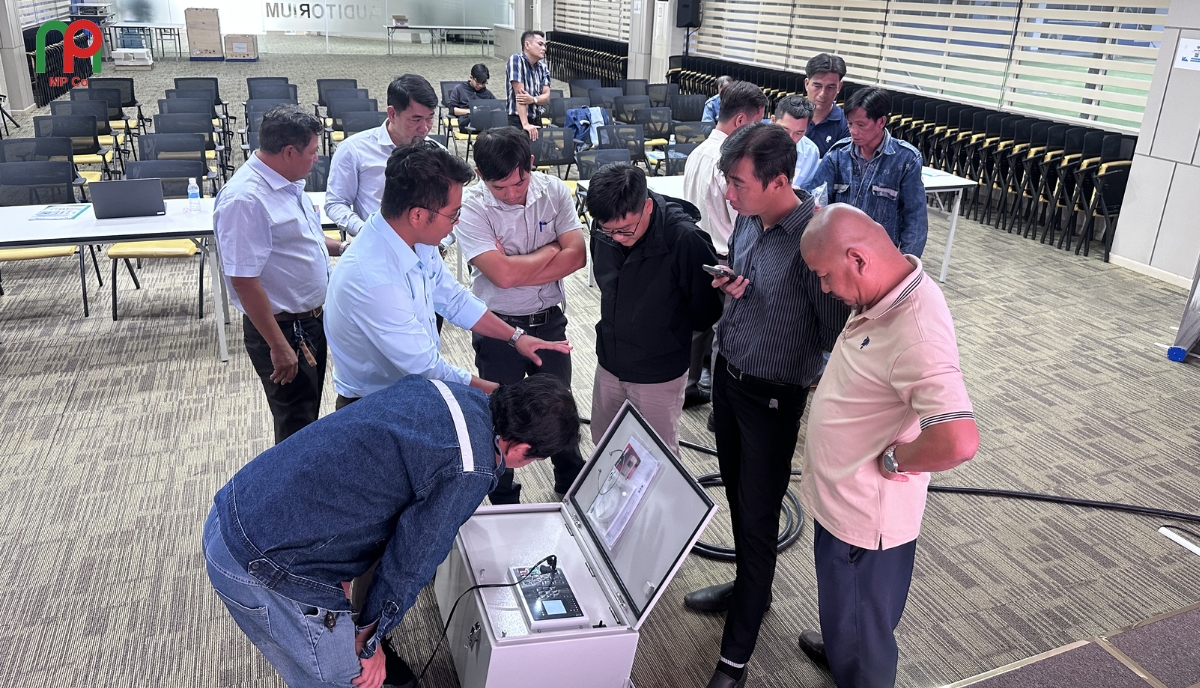 MP Co specialists presented the key features of the Eaton Cooper Recloser and the FXD control cabinet.