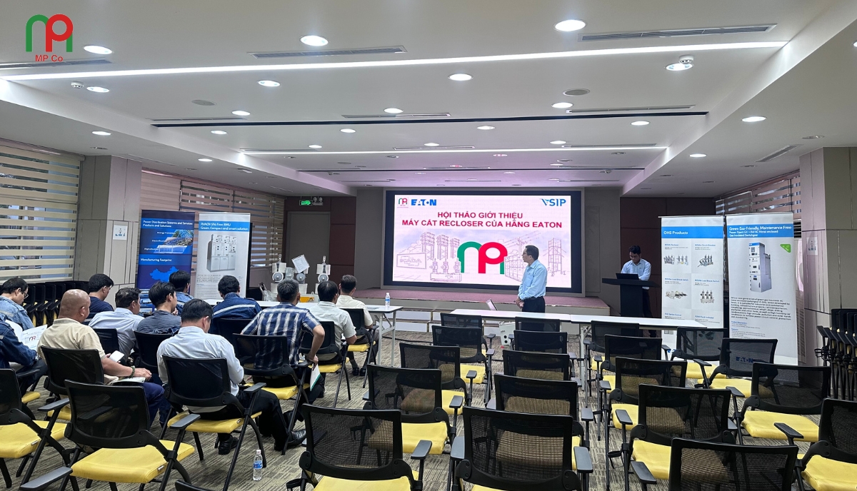 Đại diện Công ty TNHH Thương mại Mỹ Phương (MPCO) giới thiệu giải pháp Recloser Eaton Cooper thế hệ mới tại Technical Workshop tổ chức ở Văn phòng VSIP I.